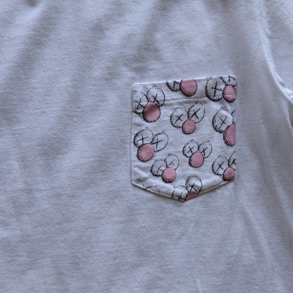 Uniqlo x KAWS T-shirt - Picture 2 of 6
